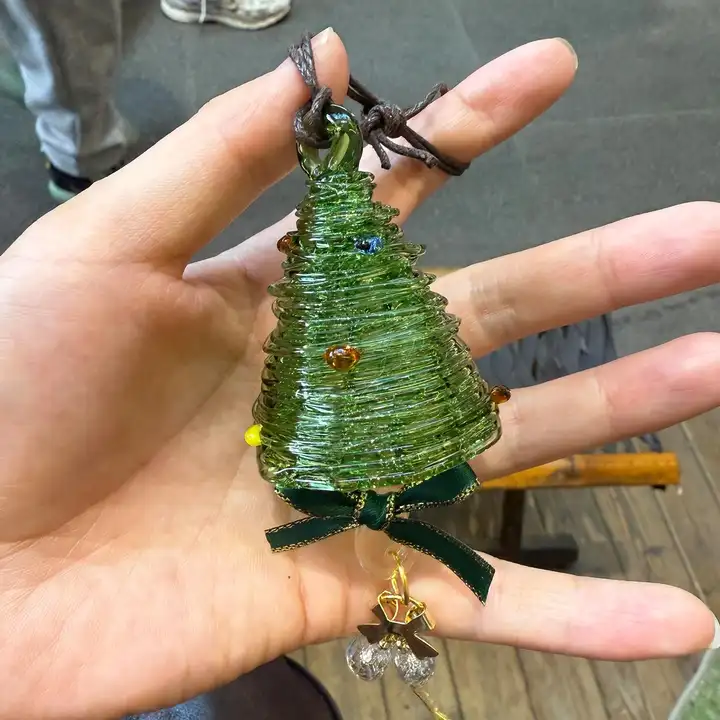 手作りガラス製クリスマスツリーの車用オーナメント【クリスマス装飾・男女兼用・雰囲気ギフト】
