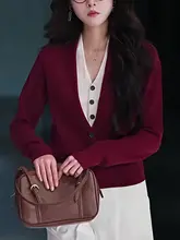 秋冬にぴったり！Vネックのバイカラー風ニットトップス【ゆったりしたシルエット・女性用】（セットアップ対応）