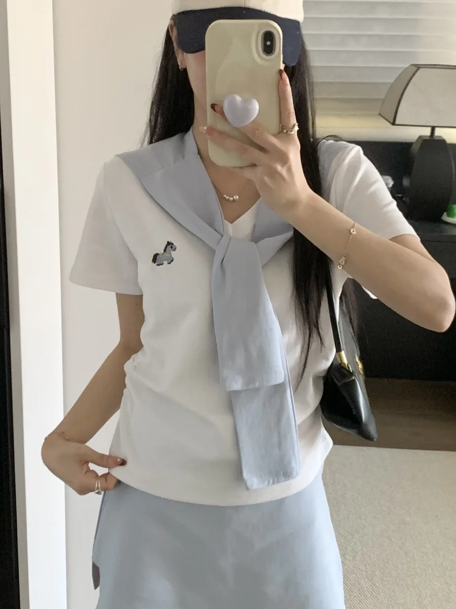 「きれいめtシャツコーデ」で失敗しない方法は？Vネック短袖とミニスカートの3点セットが解決する