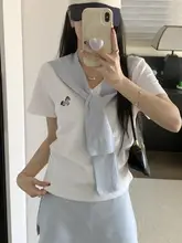 おしゃれなデザインのVネック短袖Tシャツとミニスカートのコーディネート（セットアップ対応）