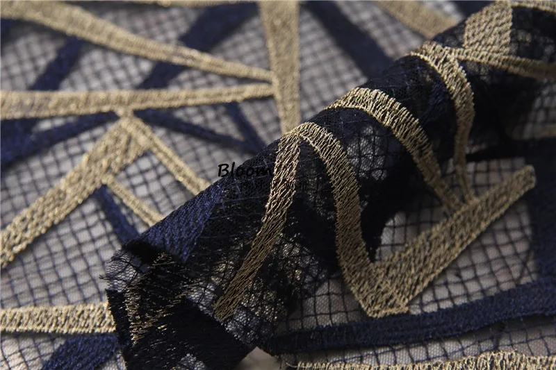 深い青と金の几何学模様の刺繍チュール生地とは何か