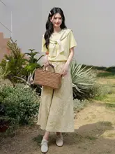 レトロカジュアルスタイルの女性用トップスとワイドレッグデニムパンツ【ショートスリーブ・肩掛け付き】（セットアップ対応）
