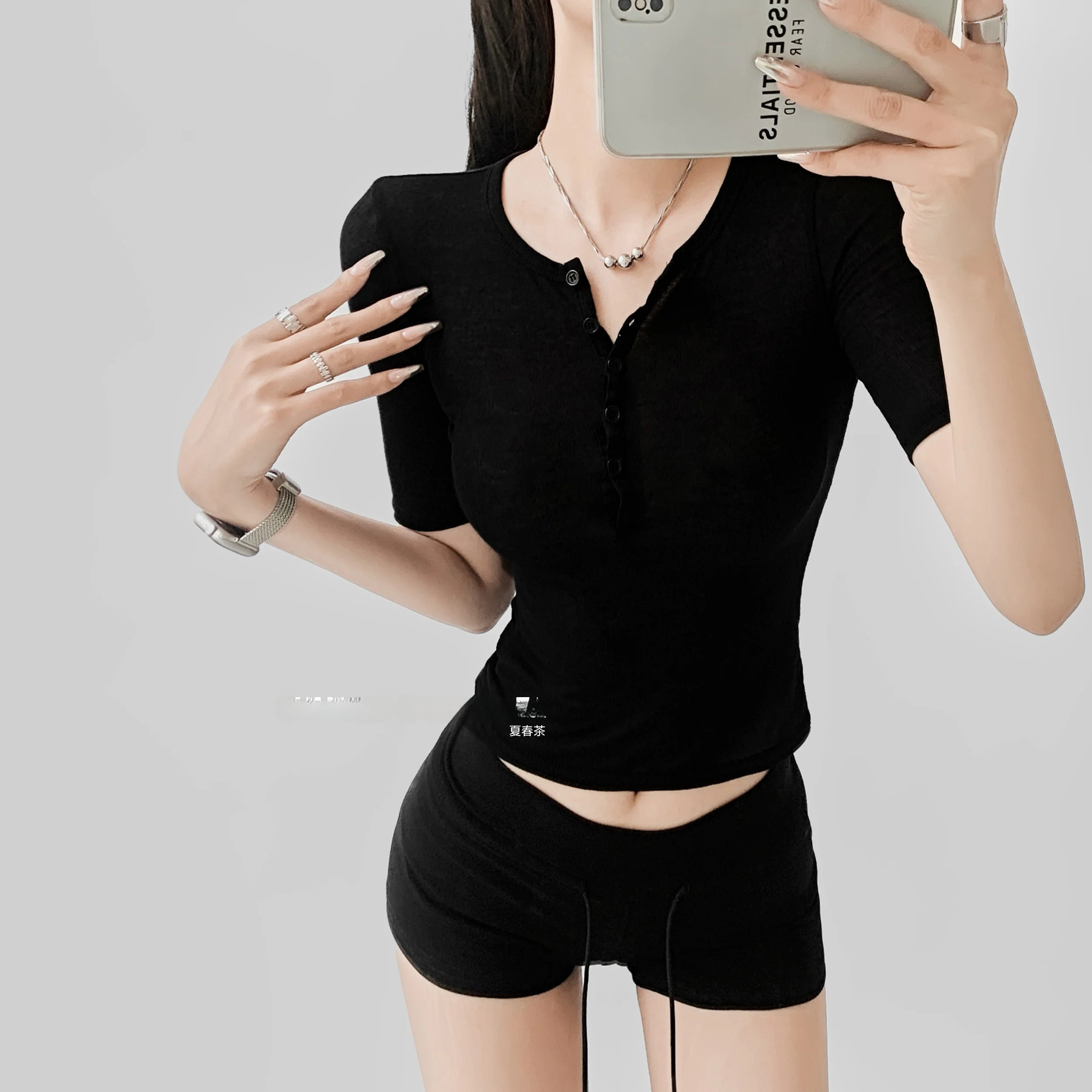 大人可愛い服 40代コーデの秘密：ボタンデザインTシャツで心のバランスを整える