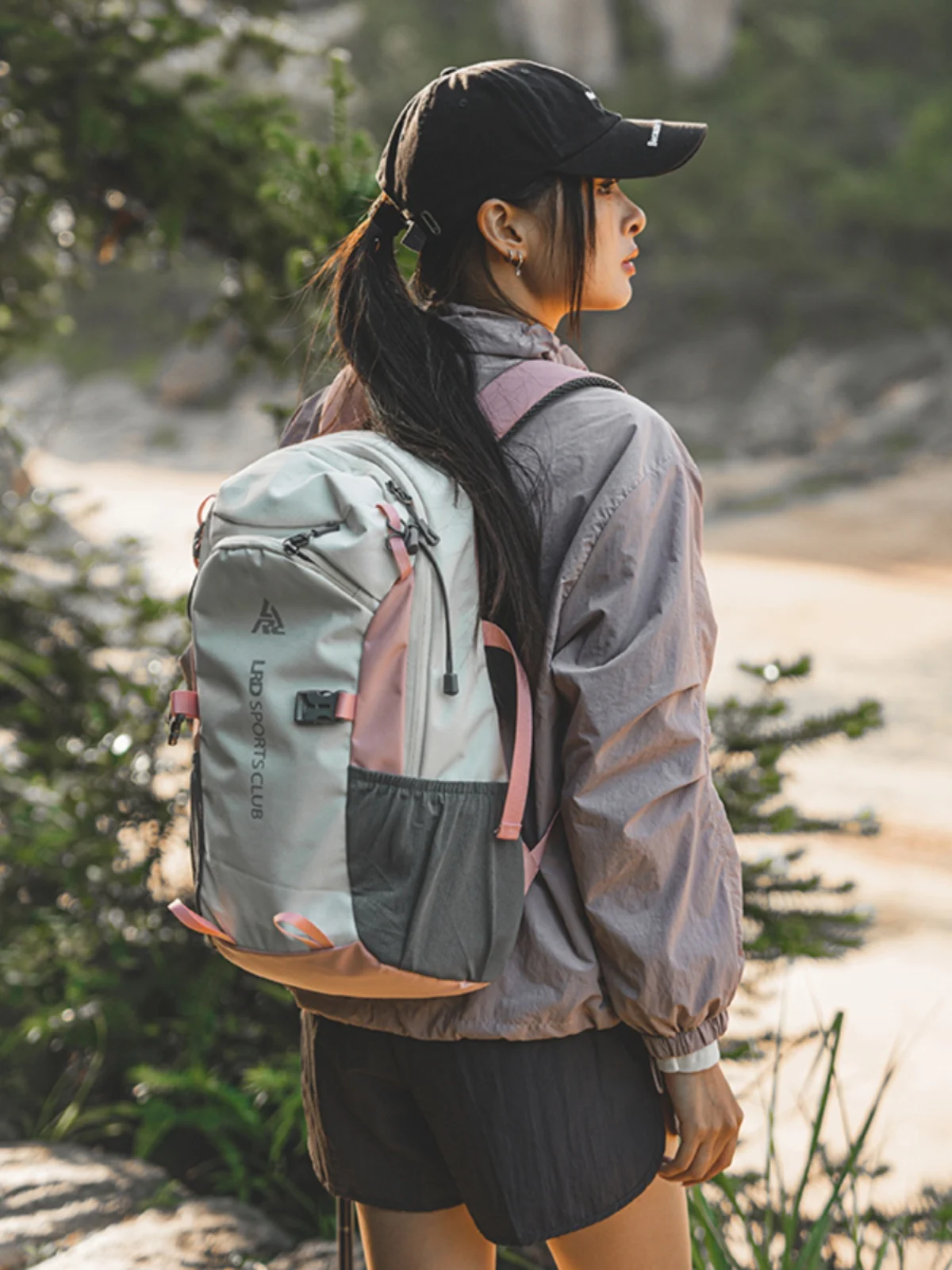 軽量で大容量の防水ナ  イロン登山リュックサック：軽装登山の必須アイテムとしての実用性と設計評価