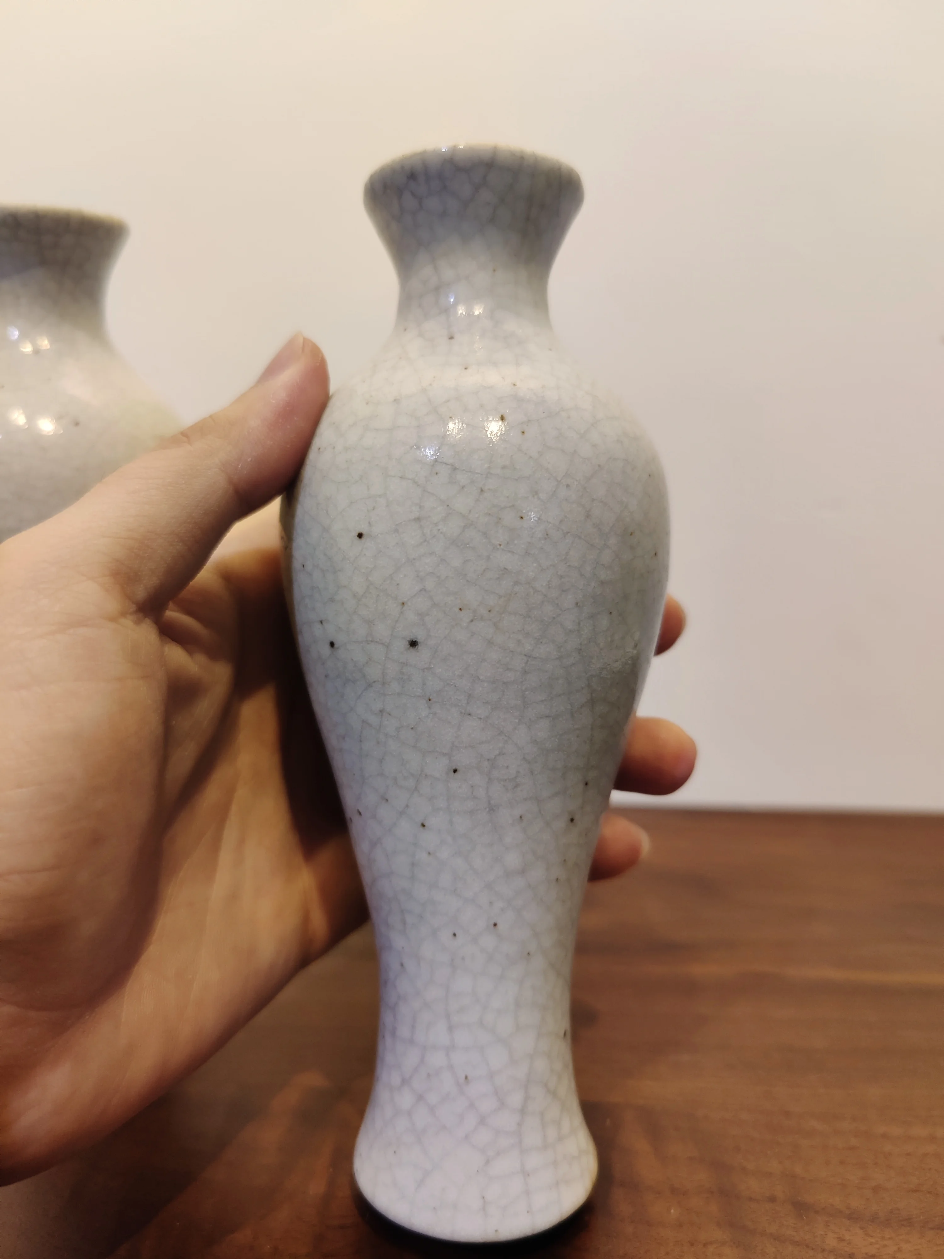 清朝末期の德化潮州窯花瓶【仿哥窯金絲鉄線文・観音浄瓶】：生けやすい花瓶としての実用性とデザインのバランス