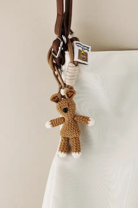 抱きつくデザインのクマのぬいぐるみ キーホルダー【高級感のあるプレゼント用】