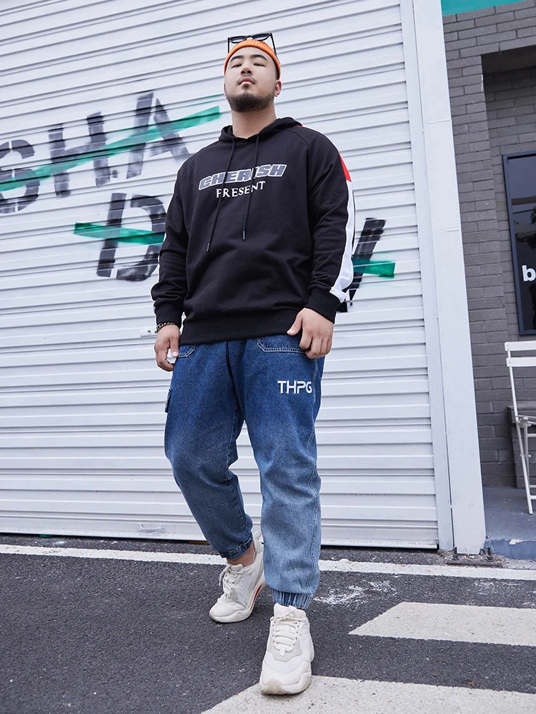 バイカラーのフード付きトレーナー：ゆったりデザインで秋の日常を快適に