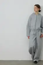 半拉链弯袖トップスとワイドパンツの組み合わせ（セットアップ対応）