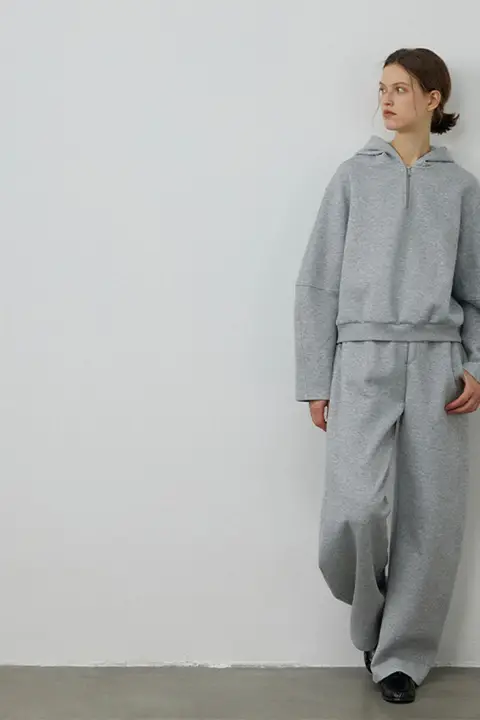半拉链弯袖トップスとワイドパンツの組み合わせ（セットアップ対応）