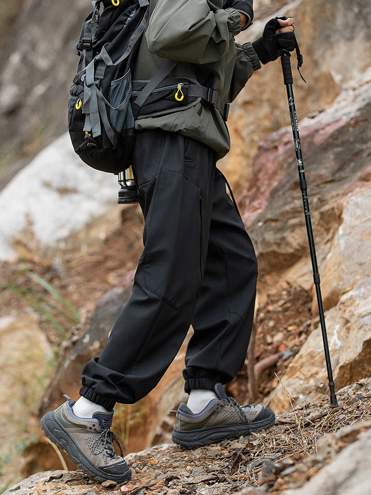 防風防水の登山パンツ：秋冬シーズンに最適な極上の柔らかさと機能性