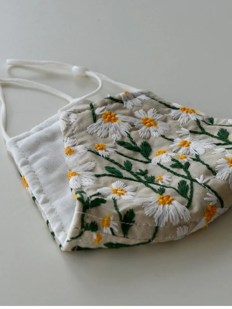 フェイスマスクシートは本当に必要？刺繍花柄のマスクガーゼが日常に与える、静かな美しさとは