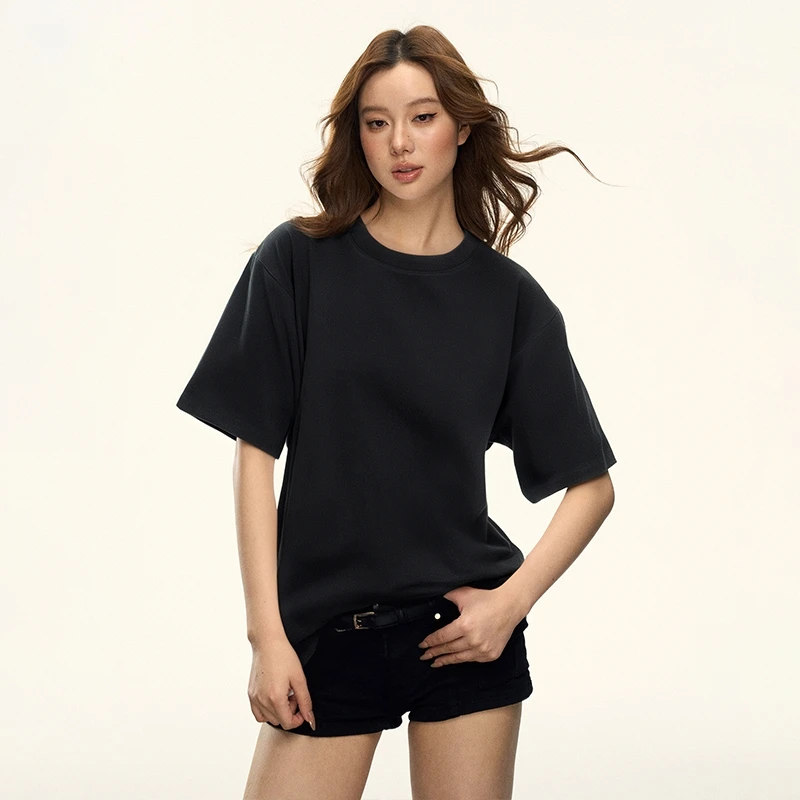 シンプルなデザインのカラフル半袖Tシャツ：通勤風の女性向けカラーコーディネートアイテム
