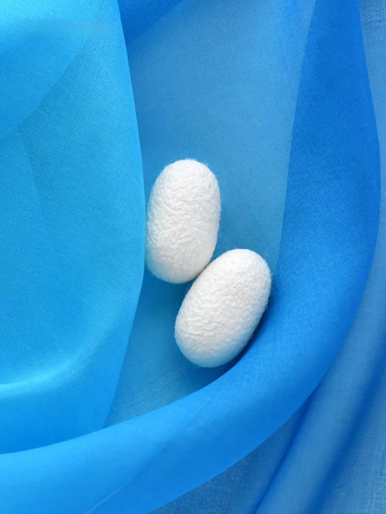 清涼感あふれる湖の青 真 silk スカーフ ギフトボックス 2026円で女性に贈るおしゃれなプレゼント