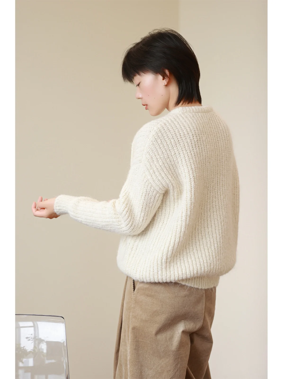 ママコーデの基本スタイルとは？柔らかさを重視する米白色ウールアランニットの実践ガイド