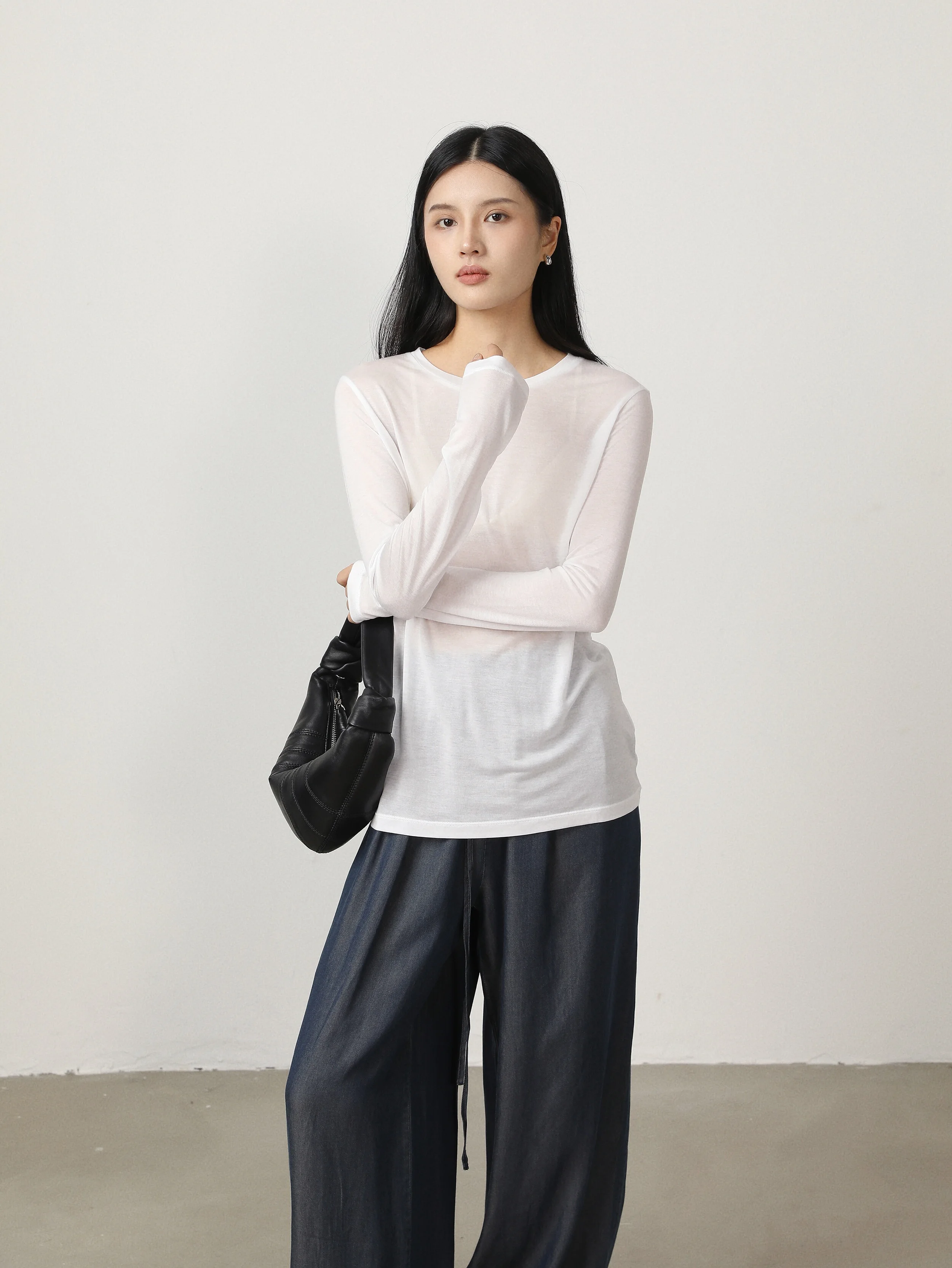 天然シルク100% セミ透け Tシャツ：シンプルきれいめコーデの基本アイテムとしての実用性と着こなしの科学