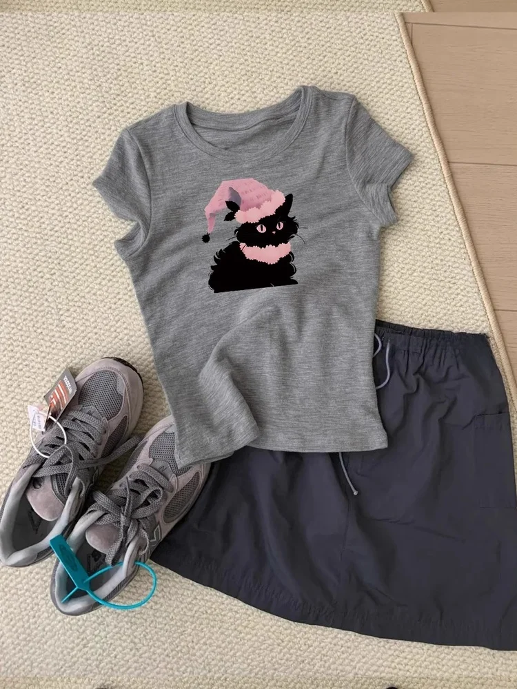 ベリーショート 丸顔 ぽっちゃりの女性に、猫デザインTシャツは本当に似合うの？