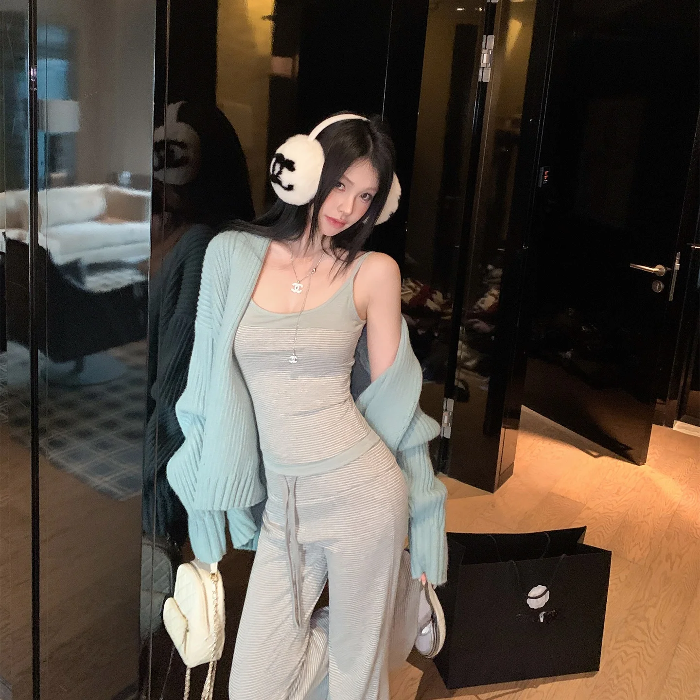 ボーダー 大人コーデ おすすめアイテム：感のあるニットカーディガンとストライプのワイドパンツ