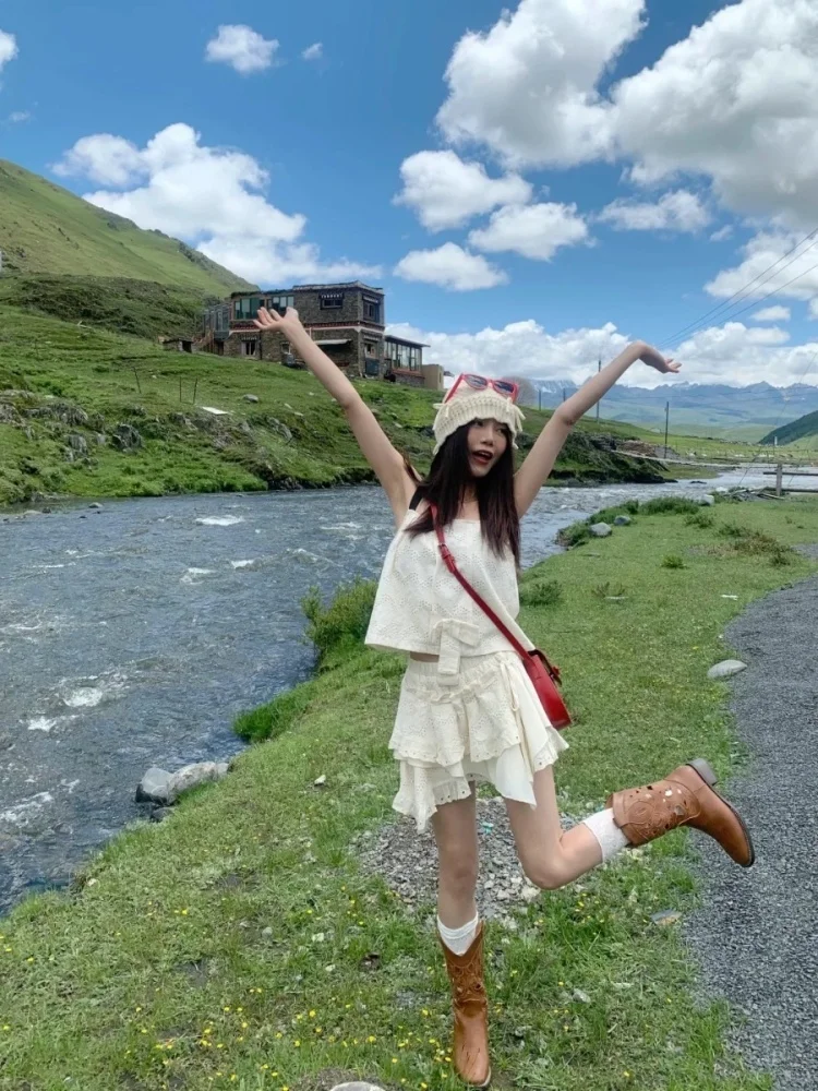 リボン付きニット帽：春夏の旅行に最適な女性向け編み地デザイン