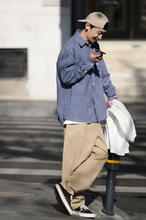 ストライプ柄のルーズフィット長袖シャツ【ユニセックス・ヴィンテージスタイル】