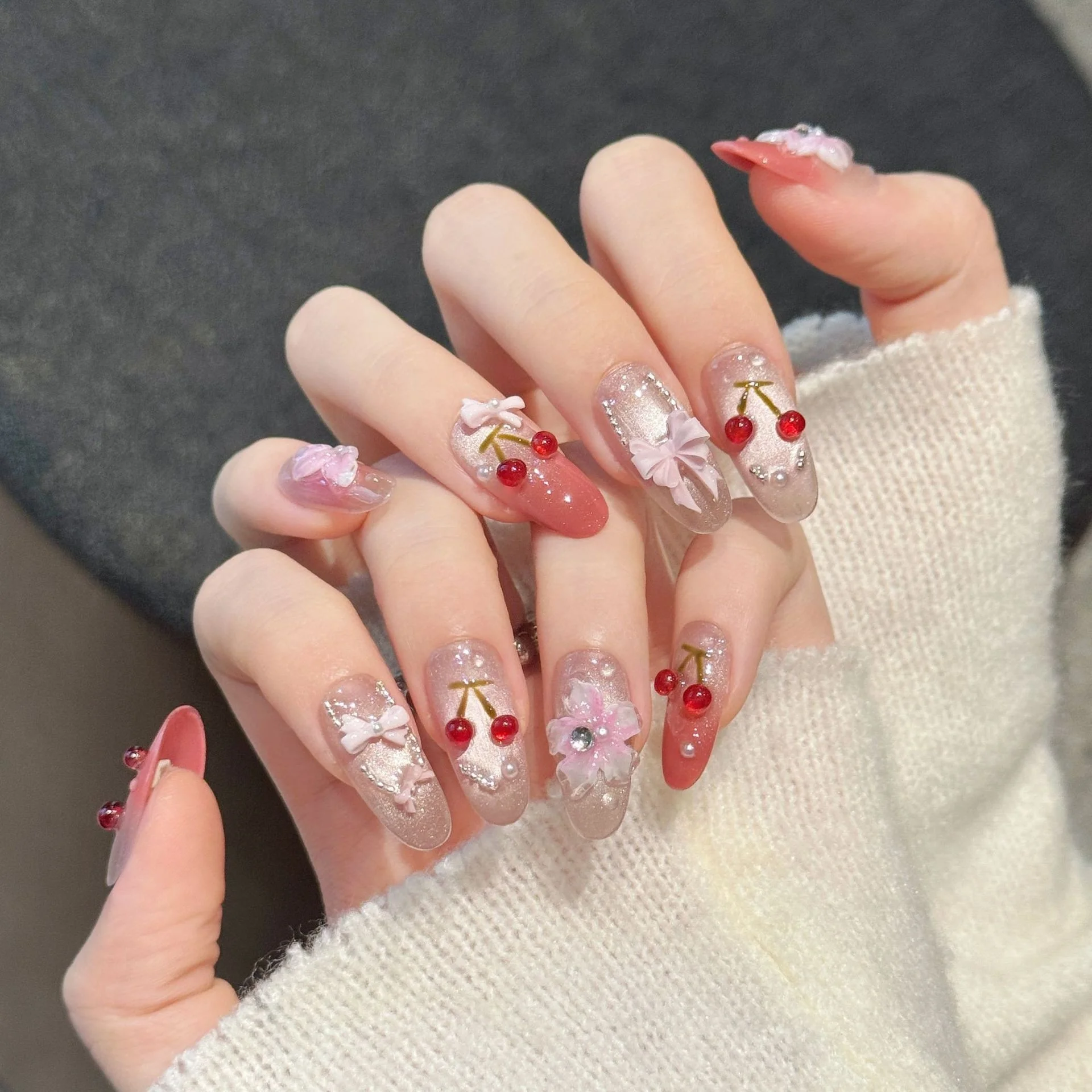 可愛らしい桜桃型デザインの手作り着用ネイルチップ：夏にぴったりな派手で可愛いフレームの選び方