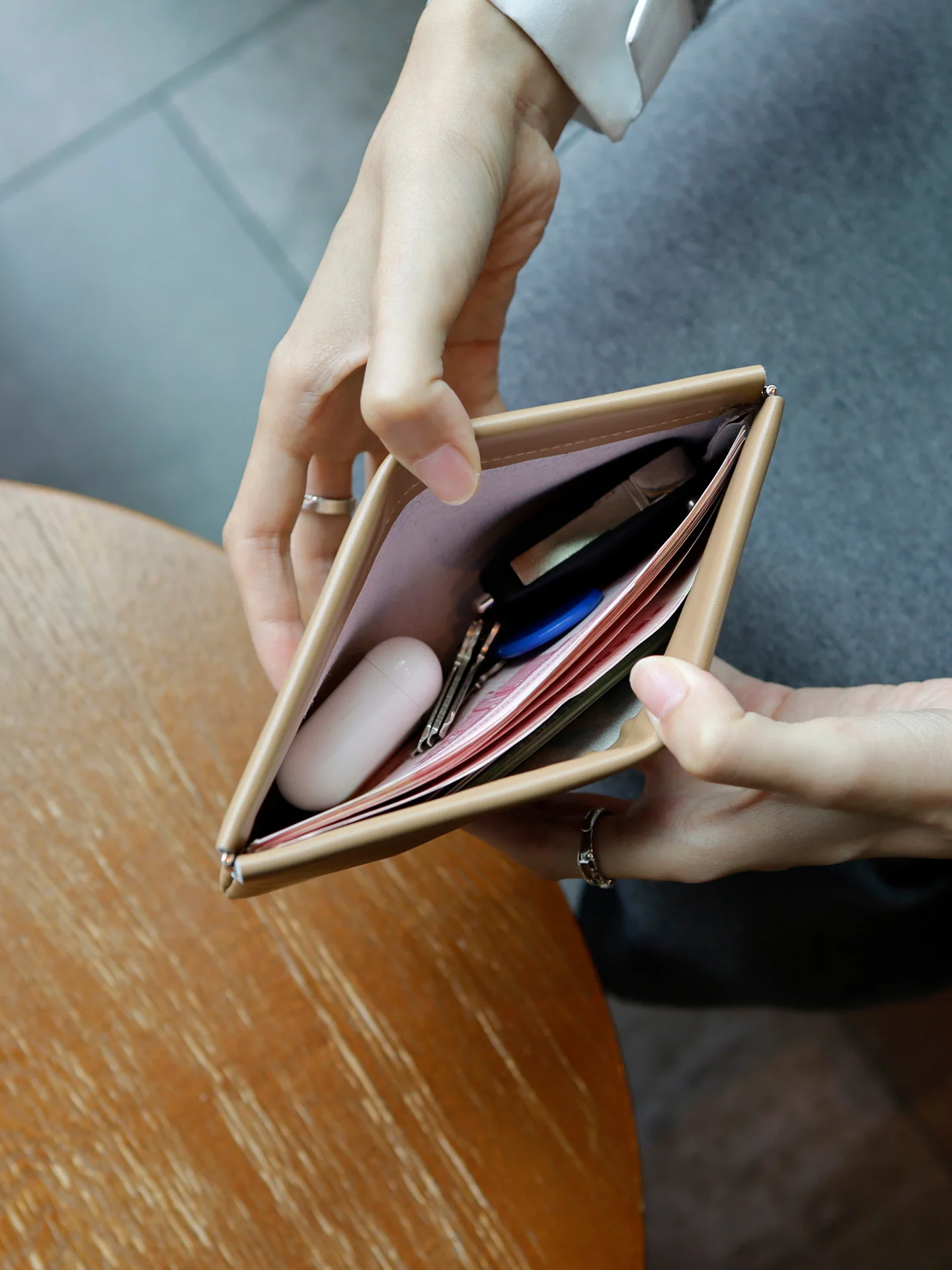 長財布 フラップ はどう選ぶ？本革の長財布が通勤と日常を救う理由
