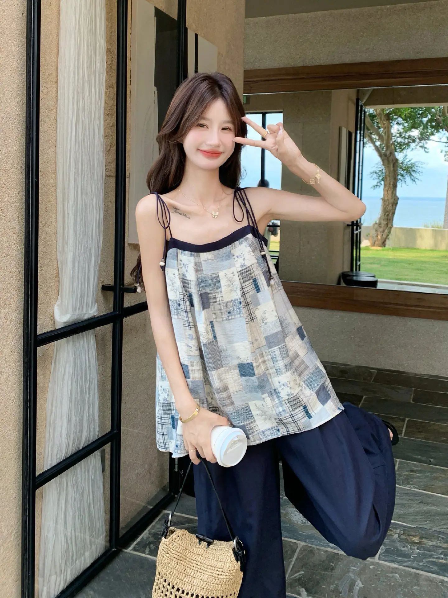 感漂うチェック柄キャミソールとワイドパンツの夏用コーディネート（セットアップ対応）