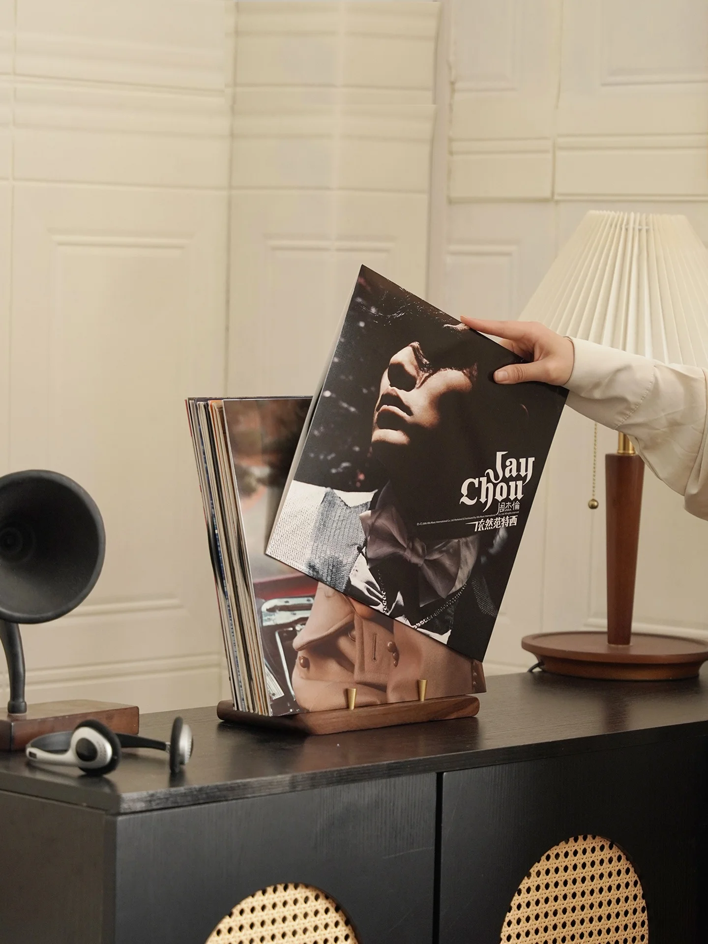レコード台を選ぶべき理由は？実は「飾り」が本物の音楽ライフを創る