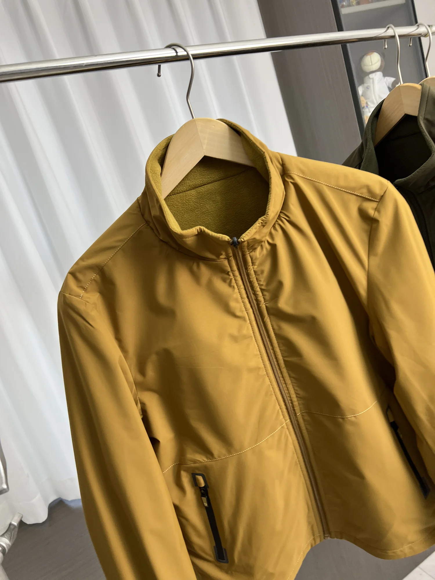 all weather parka とダウンジャケットの違いは？本当に雨の日にも着れるのか？