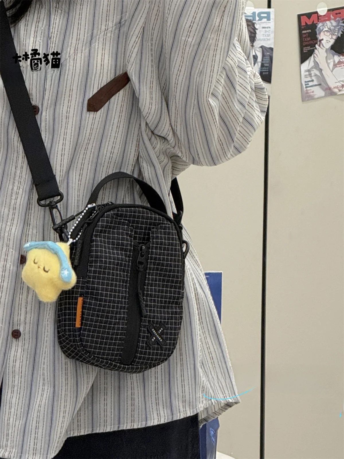 アウトドア用工装スタイルの小型ショルダーバッグ：小ささと機能性のバランスを実現