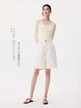 清潔感のあるホワイトデニムのハーフパンツ【レディース・ルーズフィット・ワイドレッグ】