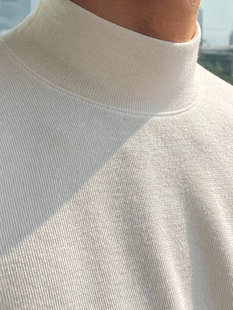 長めのTシャツをどう選ぶ？「白いハイネック長袖Tシャツ」が通勤と日常で救う理由