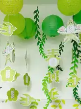 春の緑色 伝統的な書道風の凧とカラフルなランタンの吊り飾り【幼稚園用・室内装飾】