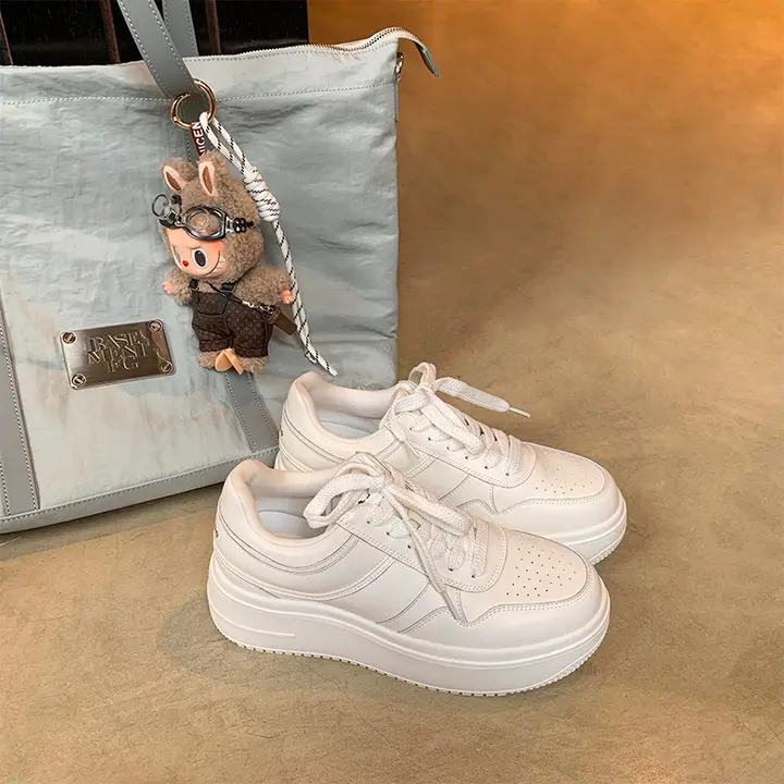 スタイリッシュなデザイン！厚底のレースアップ通気性カジュアルスニーカー【丸いトゥ】（セットアップ対応）