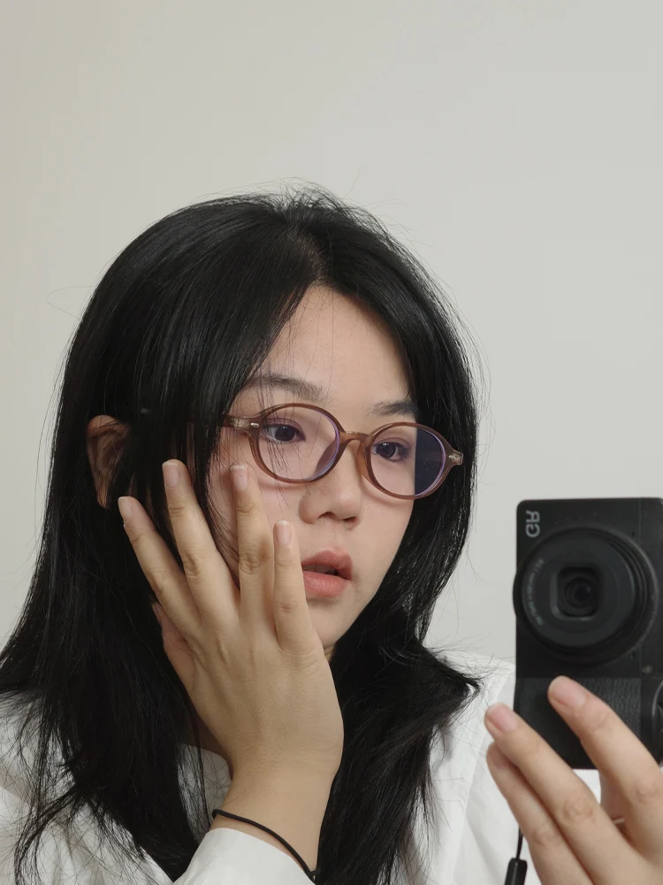50代の女性に  ぴったりのメガネフレームは、色とデザインでどう選ぶ？