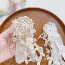 可愛らしいフラワーレースブローチ【ホワイトコットンリネン・ハンドメイド】