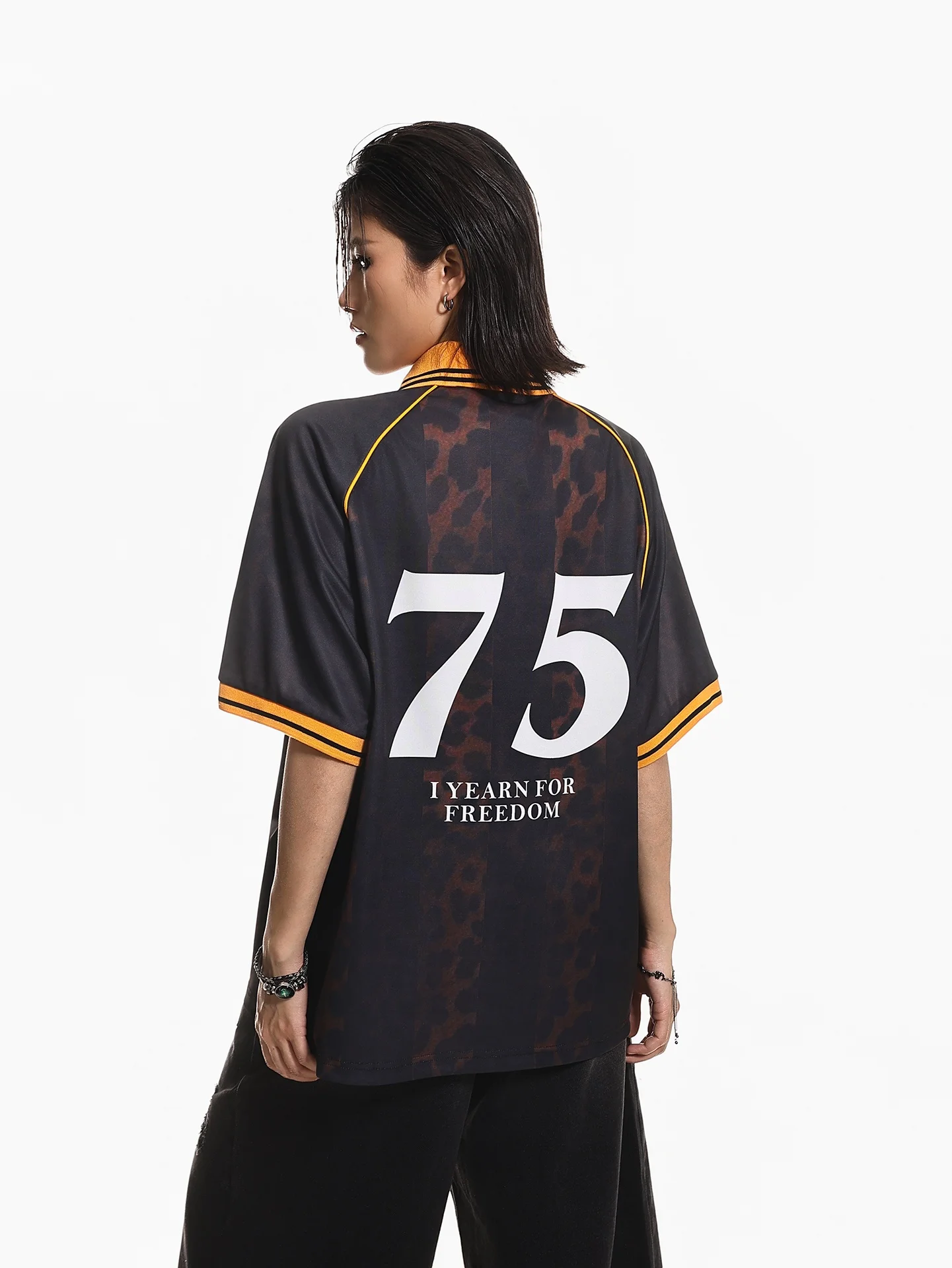 40代の女性が選ぶスポーツコーデの本質は？カジュアルなレオパードプリントTシャツで見つけた美しさと機能性のバランス