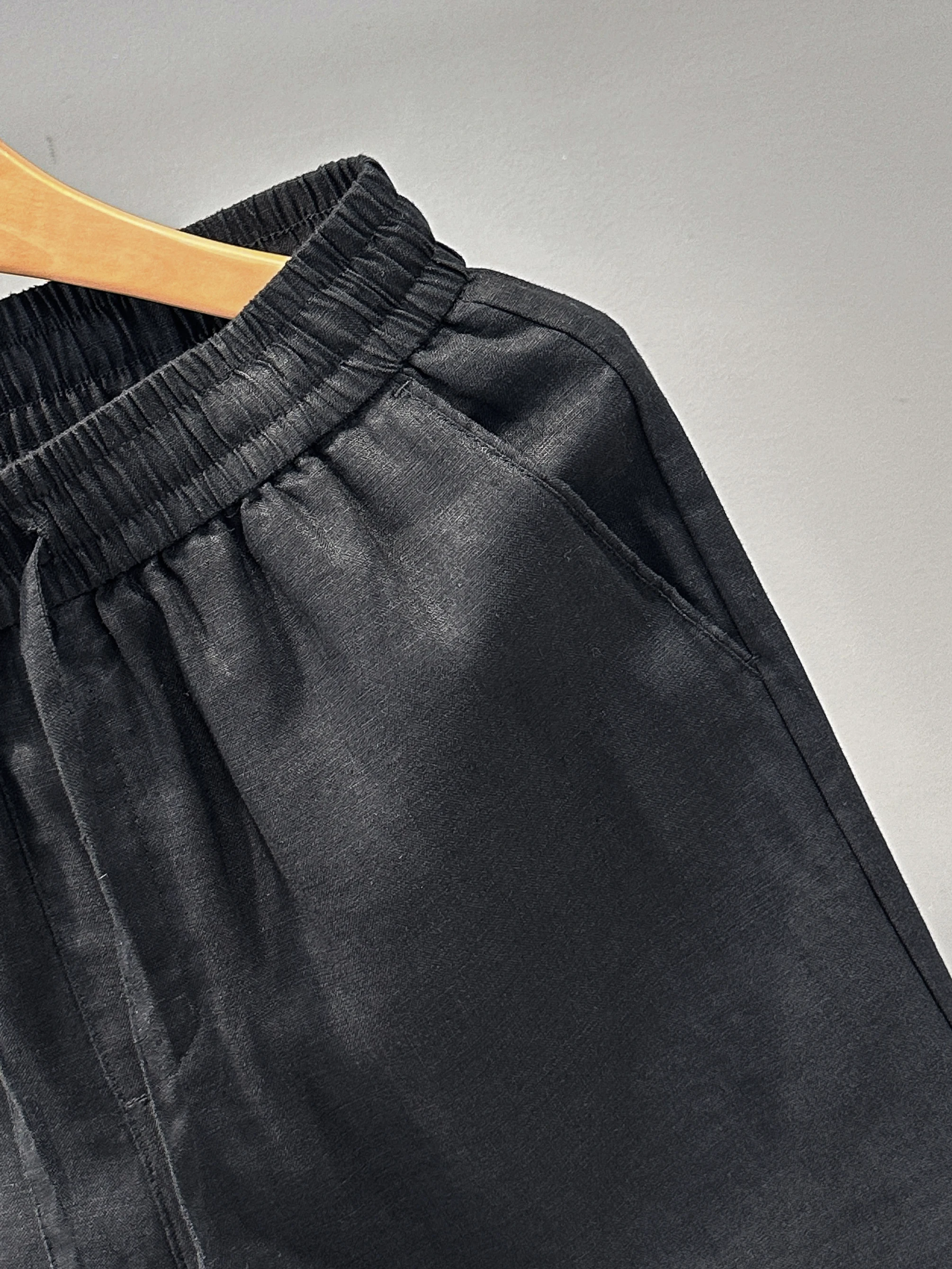 ぽっちゃりメンズ夏の服はどう選ぶ？リネンショートパンツが解決する体型悩みとは