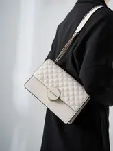菱格デザインの小型ショルダーバッグ【チェーンストラップ・高級感のあるボックススタイル】