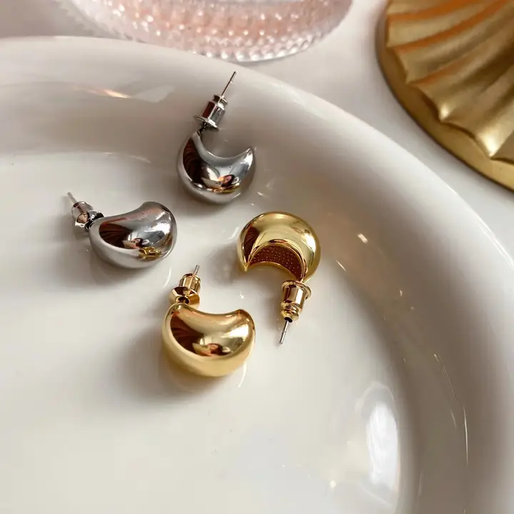 ゴールド水滴デザインのイヤリング【S925純銀製・ハーフムーン・軽やかさ】