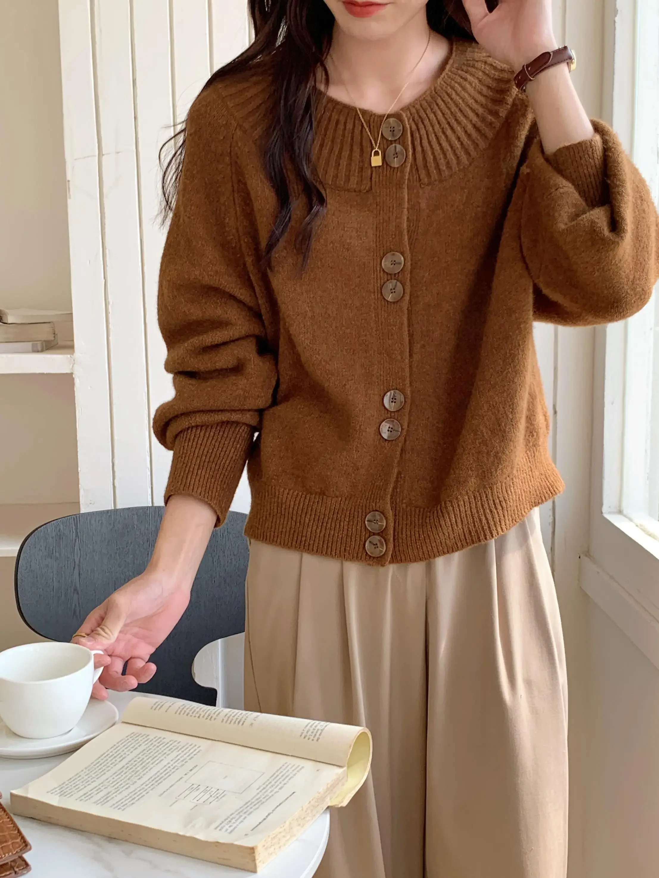 ママコーデの基本スタイルとは？オフホワイトニットカーディガンで実践する無理なく着られるコーデ