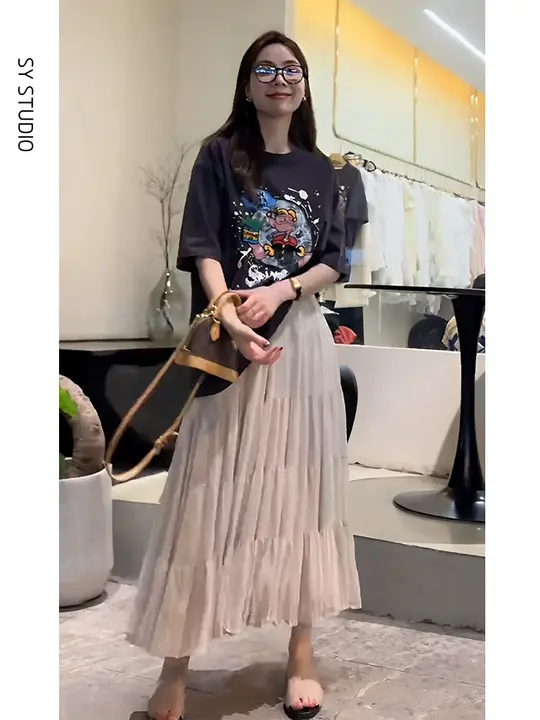 夏のカジュアルファッション！ゆったりしたマンガプリントTシャツとおしゃれなフレアスカート（セットアップ対応）