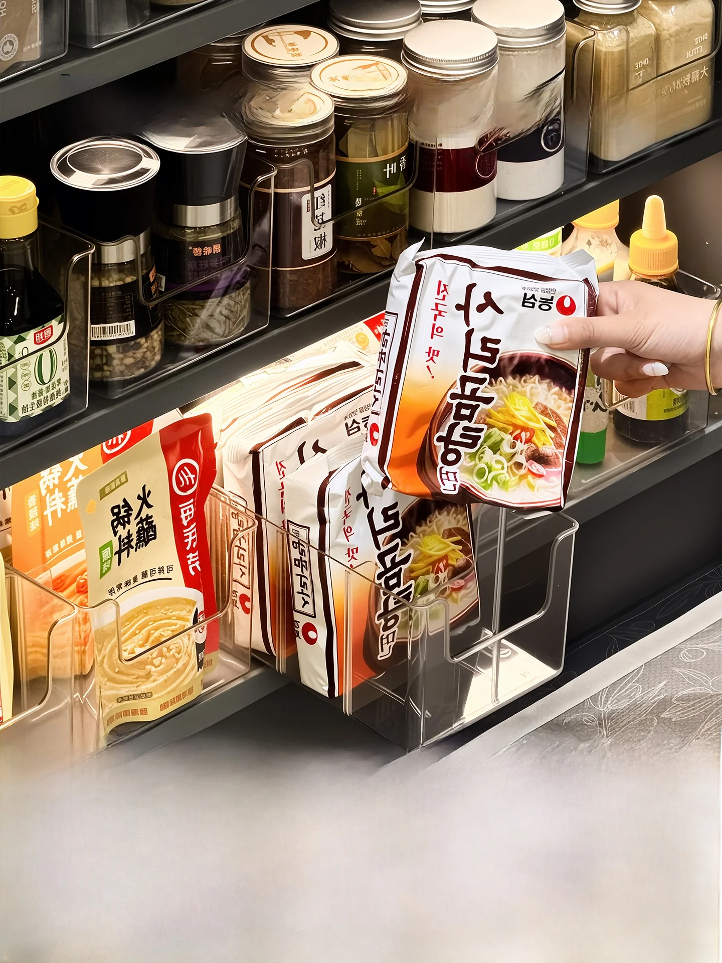 キッチン用伸縮式収納ボックス：4格構成で食品を効率的に整理