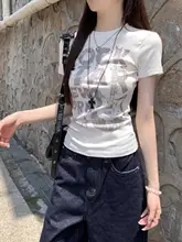 爽やかな印象の白色文字プリントラウンドネック半袖Tシャツ【夏用・シンプル・タイトフィット】