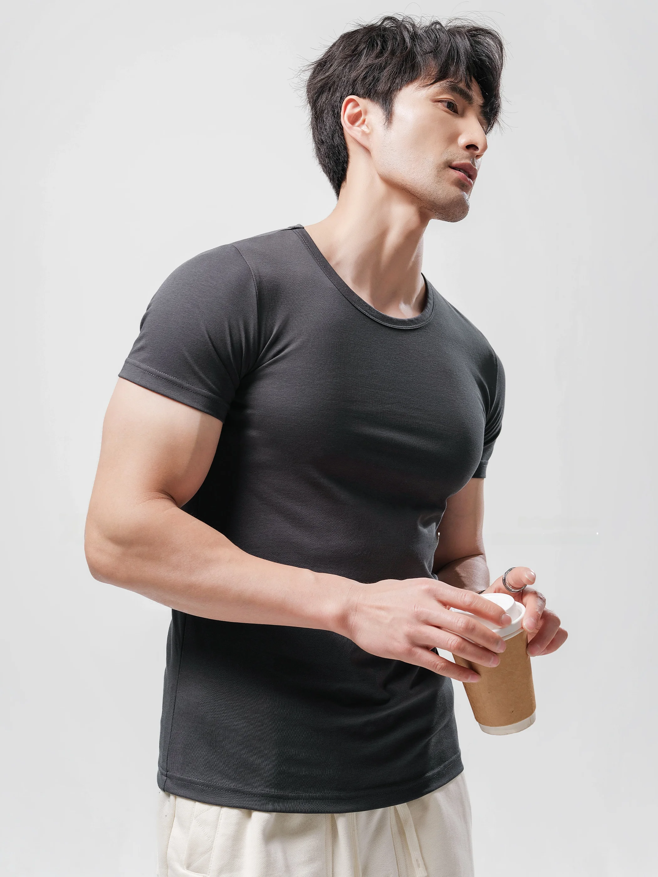 メンズTシャツが似合う体型選び方：カットオフや無地の違いを知れば、どんな体に合うかがわかる