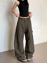 おしゃれなベージュのワイドレッグカーゴパンツ【しわ加工・フィット・女性用】