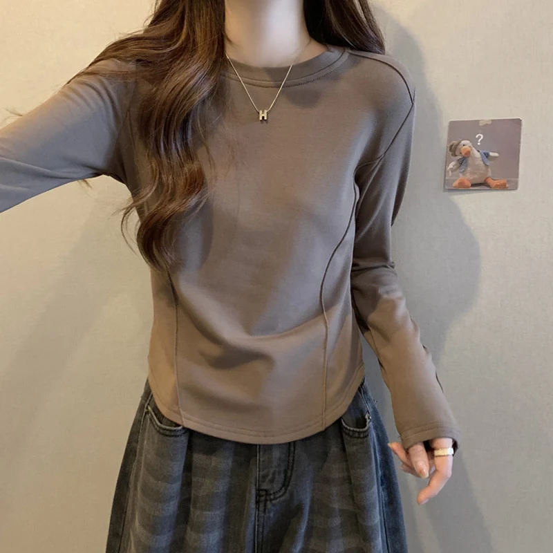 通勤風のTシャツの下に着る長袖をどう選ぶ？アーチ型裾とフリース素材が解決する悩み