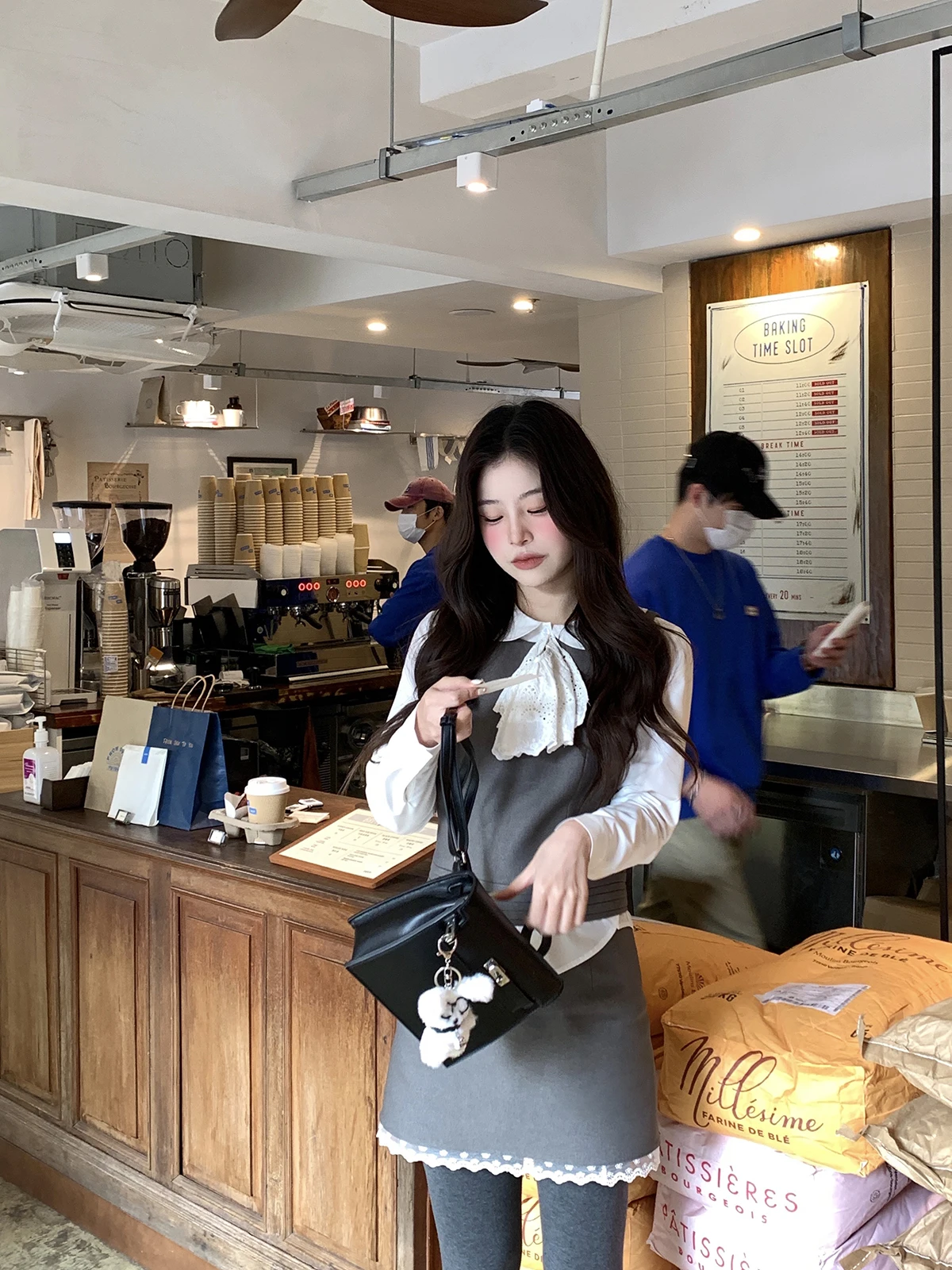 カフェ店員の私服で「高級感」と「軽さ」を両立する には？