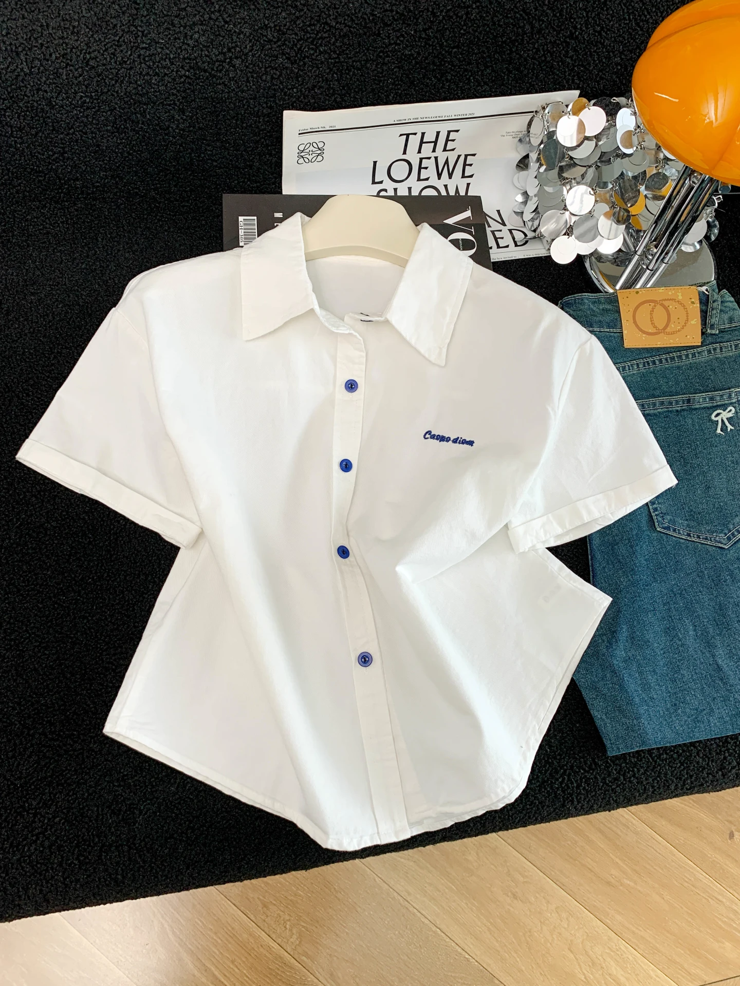 刺繍入りカラーブロックボタンシャツ：女性向け学院風短袖のデザインと着用法
