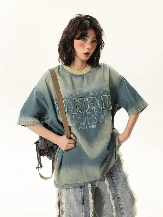 水洗い加工のデニム風刺繍入り半袖Tシャツ【ゆったりしたフィット・リトロデザイン】