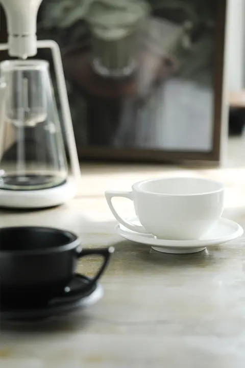 シンプルなデザインのラテアート用陶器コーヒーカップとソーサーセット【極上の柔らかさ・二百八十ミリリットル】（セットアップ対応）